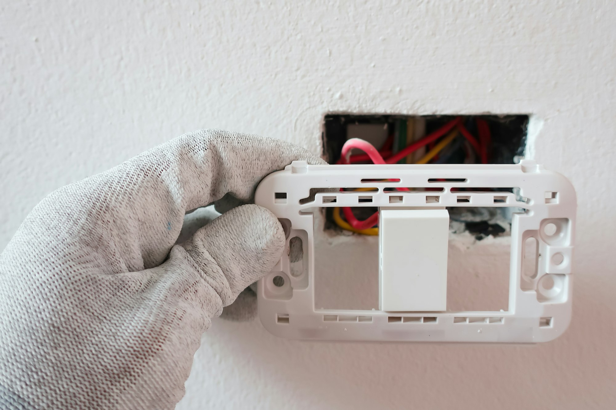 Repairing broken electrical outlets in the home, electrical plug maintenance